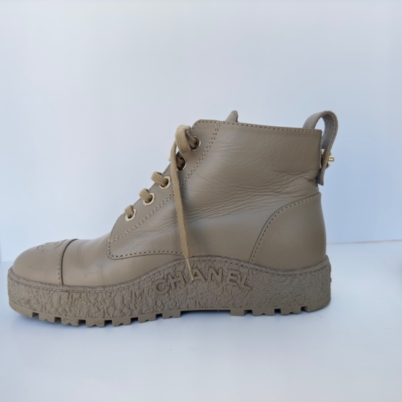 CHANEL Interlocking CC Lace Up Combat Boots. - Picture 7 of 13